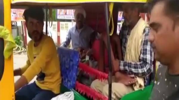 कंधे पर बैठाकर पैदल चला बेटा