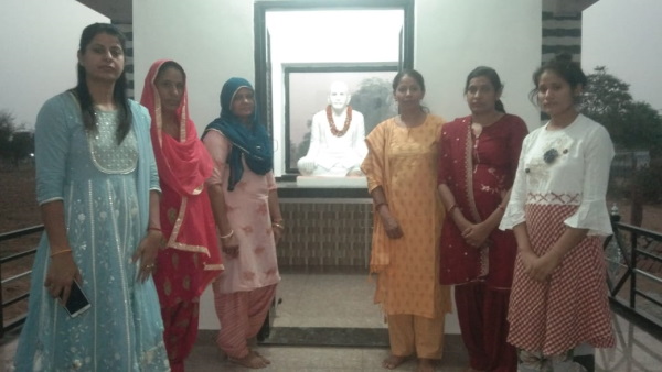 डेढ़ में बनवाई प्रतिमा