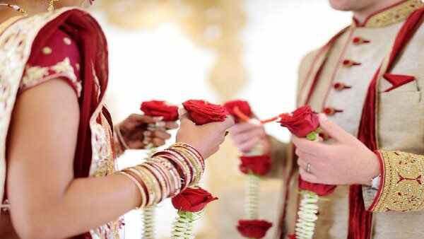 दुल्हों के घर से लाखों का माल उड़ाया