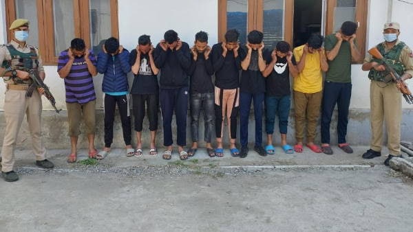 पुलिस ने दस लोगों को किया गिरफ्तार। पुलिस ने दस लोगों को किया गिरफ्तार।