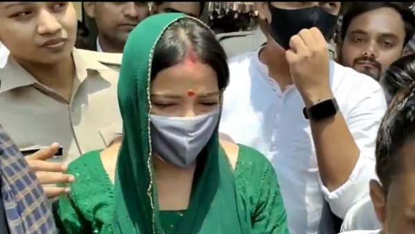 सिंदूर लगाकर कोर्ट पहुंची ज्योति सिंह