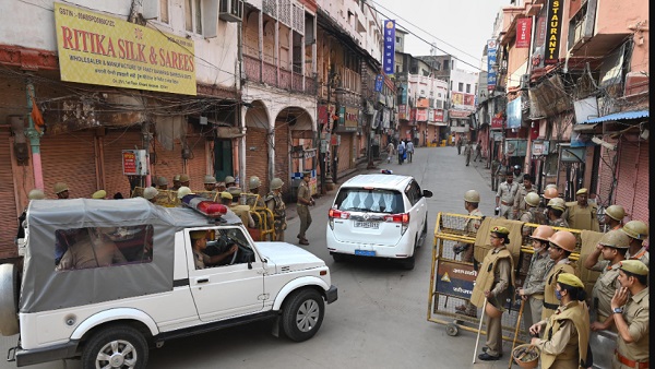 बाबरी मस्जिद को अलग रखा गया