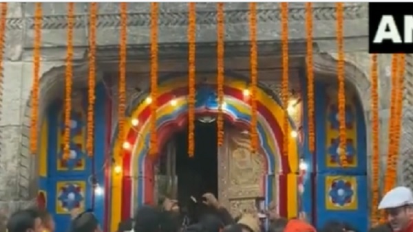 गर्भ गृह के मध्य में भगवान श्री केदारेश्वर जी का स्वयंभू ज्योतिर्लिंग