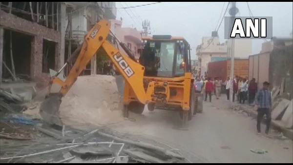 Delhi lanter collapsed Delhi lanter collapsed