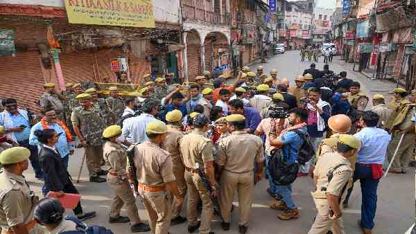 सील वाली जगह पर किसी को जाने की इजाजत नहीं