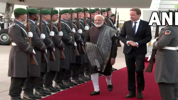 जर्मनी पहुंचे पीएम मोदी, बर्लिन में हुआ शानदार स्वागत जर्मनी पहुंचे पीएम मोदी, बर्लिन में हुआ शानदार स्वागत