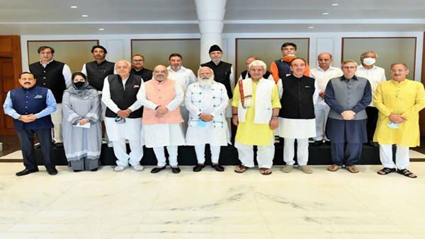 पीएम मोदी और जम्मू कश्मीर के नेताओं की मुलाकात