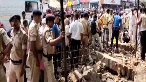 Old boundary wall of court collapsed and woman no more in Nalanda Old boundary wall of court collapsed and woman no more in Nalanda