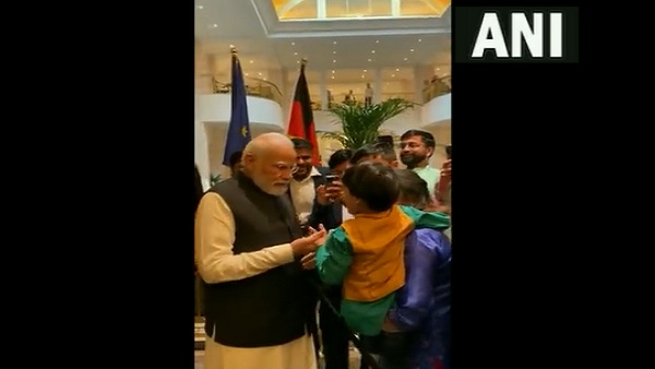 Narendra Modi meet with a child Narendra Modi meet with a child