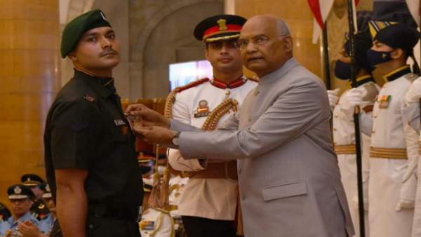 मां विनोद देवी भी पहुंचीं दिल्ली