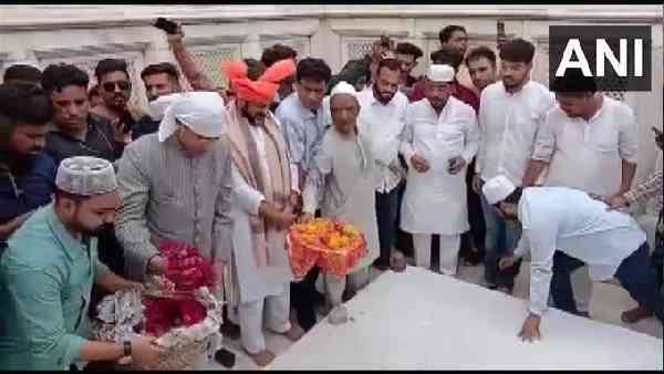 अकबरुद्दीन ओवैसी ने कब्र पर चढ़ाई थी चादर
