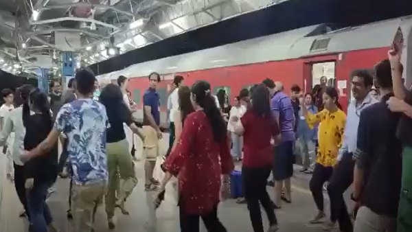 Passenger Dance at Railway station Passenger Dance at Railway station