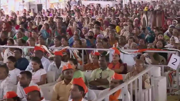 Gujarat Bharuch ‘Utkarsh Samaroh’, PM Modi gets emotional while interacting with daughter of beneficiary Gujarat Bharuch ‘Utkarsh Samaroh’, PM Modi gets emotional while interacting with daughter of beneficiary