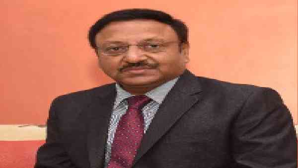 आईएएस के तौर पर कई महत्वपूर्ण जिम्मेदारियां संभाल चुके हैं