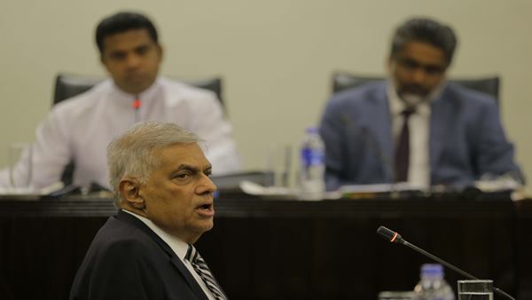 प्रधानमंत्री ने कहा, ढह गई अर्थव्यवस्था