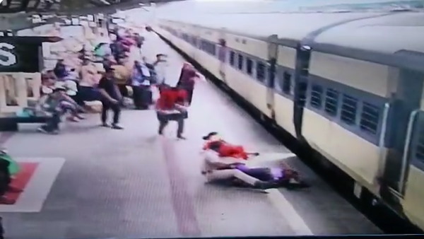 WATCH Video: RPF jawan saved the life of a lady passenger Bhubaneswar Railway Station Odisha WATCH Video: RPF jawan saved the life of a lady passenger Bhubaneswar Railway Station Odisha