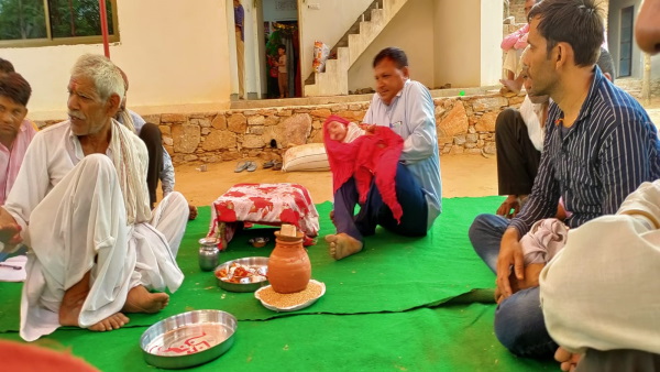 दादा-दादी व मां बची घर में