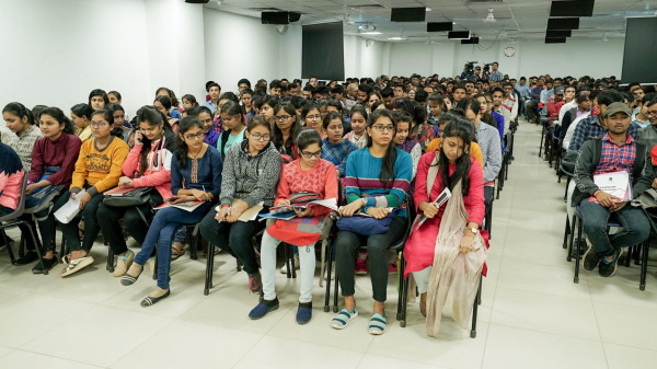 साल 1999 में दिल्ली के मुखर्जी नगर में 'दृष्टि आईएएस' कोचिंग इंस्टीट्यूट की स्थापना