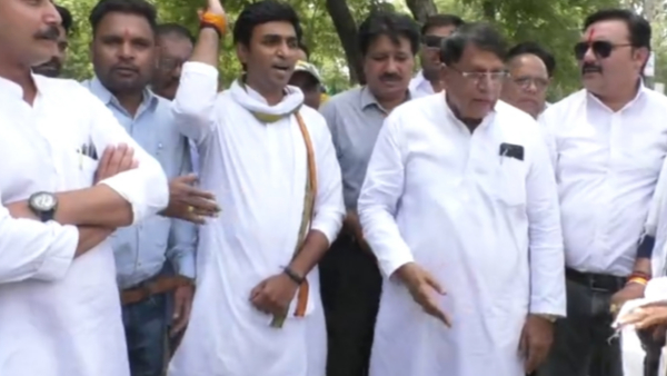 बढ़ती महंगाई और बेरोजगारी को लेकर युवा कांग्रेस ने भोपाल में प्रदर्शन किया बढ़ती महंगाई और बेरोजगारी को लेकर युवा कांग्रेस ने भोपाल में प्रदर्शन किया