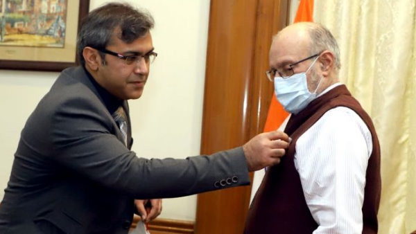 पत्नी भी हैं आईएएस अधिकारी