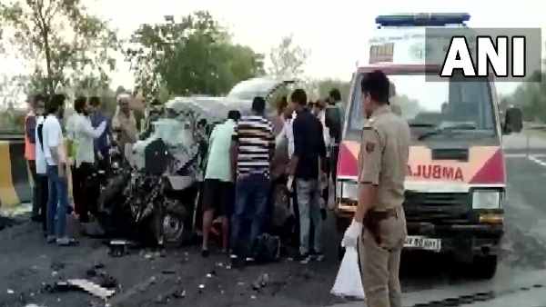 Seven people no more & two hospitlaised after a vehicle hit their car on Yamuna Expressway Seven people no more & two hospitlaised after a vehicle hit their car on Yamuna Expressway