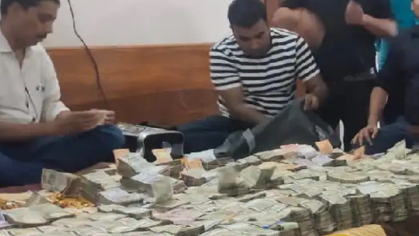 कैश गिनने के लिए मंगवानी पड़ी मशीन