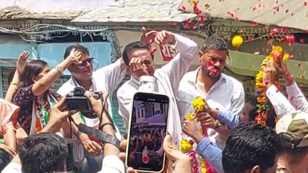 कमलनाथ की आंख में लगा फूल तो वे दर्द से तडप उठे कमलनाथ की आंख में लगा फूल तो वे दर्द से तडप उठे