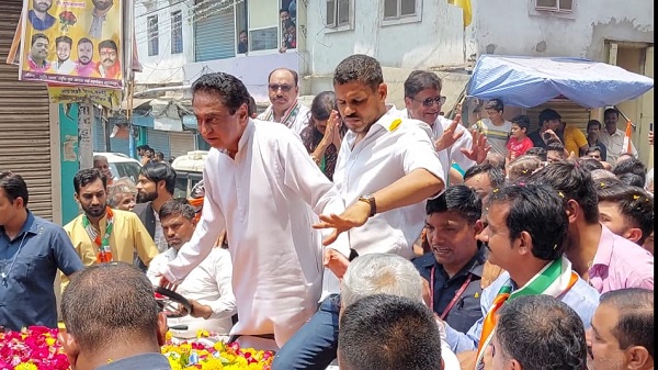 ड्राइवर को जल्दी चलने का इशारा करते हुए कमलनाथ ड्राइवर को जल्दी चलने का इशारा करते हुए कमलनाथ