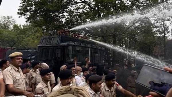 कार्यकर्ताओं को रोकने के लिए पानी की बौछार