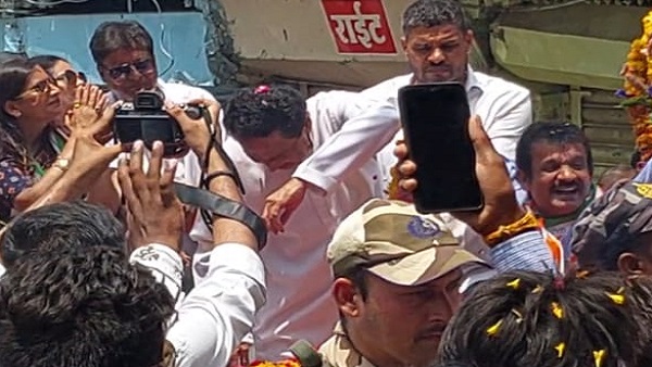 फूलों से खुद की आंखों को इस तरह बचाते रहे कमलनाथ फूलों से खुद की आंखों को इस तरह बचाते रहे कमलनाथ