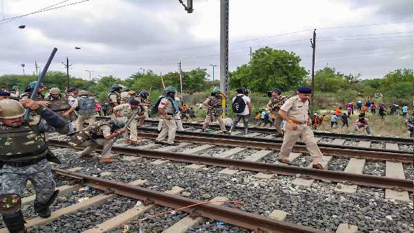 13 राज्यों में फैली हिंसा की आंच