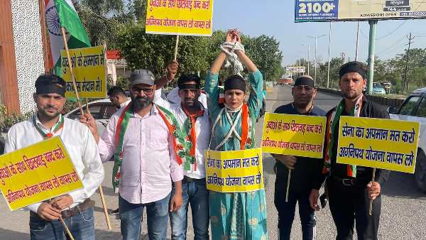 अर्चना गौतम ने सड़क पर लगाए ''अग्निपथ' योजना वापस लो' के नारे