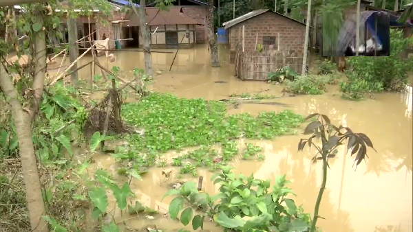 Assam Floods 2022 : more than 5.03 lakh people affected, many take shelter on embankments & highways Assam Floods 2022 : more than 5.03 lakh people affected, many take shelter on embankments & highways
