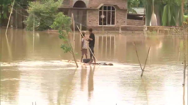 Assam Floods 2022 : more than 5.03 lakh people affected, many take shelter on embankments & highways Assam Floods 2022 : more than 5.03 lakh people affected, many take shelter on embankments & highways