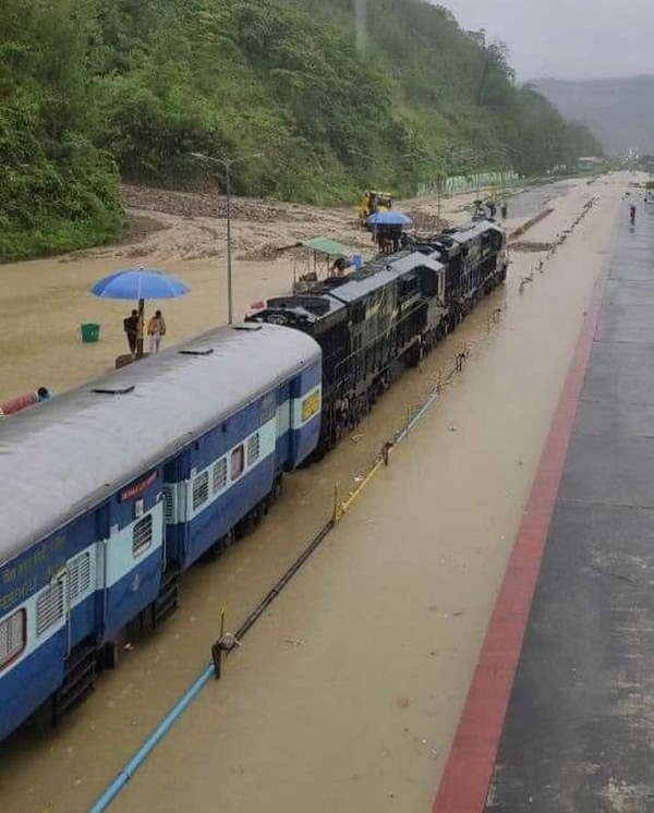 Assam Floods 2022 : more than 5.03 lakh people affected, many take shelter on embankments & highways Assam Floods 2022 : more than 5.03 lakh people affected, many take shelter on embankments & highways