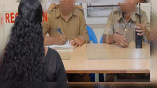 मां के साथ पहुंची थी थाने ,पुलिस वाले ने नंबर