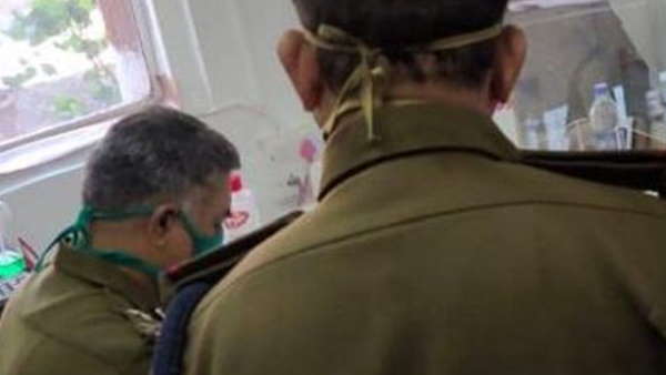 पुलिसकर्मी को लिया लाइन अटैच