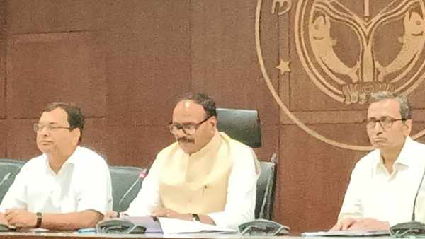 क्या मंत्री से पूछे बिना ही अमित मोहन ने कर दिया डॉक्टरों का तबादला