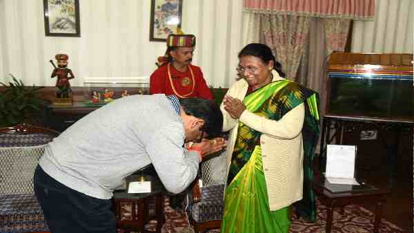मुर्मू को झुककर नमस्कार करते थे सोरेन