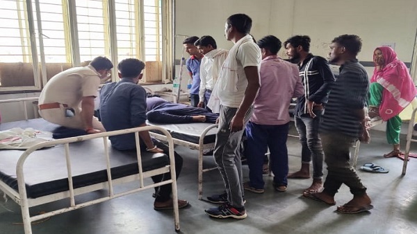 कुर्सी पर कब्जे की होड, हवाई फायर, बट से हमला कुर्सी पर कब्जे की होड, हवाई फायर, बट से हमला