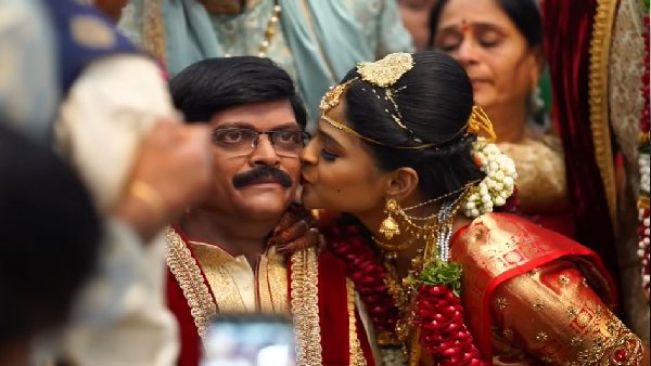 वैक्स स्टैच्यू देखकर दुल्हन भावुक