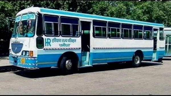 यात्रियों को चलती बस में पिलाते हैं पानी