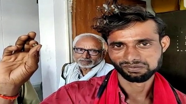 हीरा जमा कराने आया सुरेंद्र पाल हीरा जमा कराने आया सुरेंद्र पाल