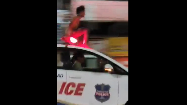 पुलिस की कार स्पीड में चलती रही