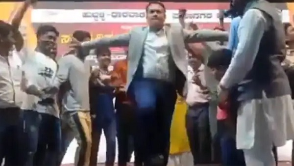 IAS अधिकारी ने स्टेज पर जमाया रंग IAS अधिकारी ने स्टेज पर जमाया रंग
