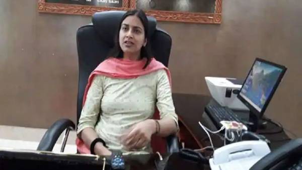 जिलाधिकारी के सवालों का जवाब नहीं दे पाए छात्र