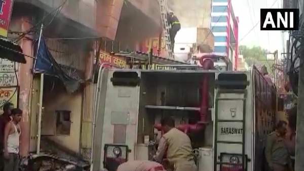 Jhansi News: Two people no more due to fire in Saree showroom Jhansi News: Two people no more due to fire in Saree showroom