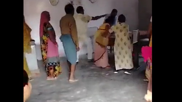 सोशल मीडिया पर वायरल हुआ शिक्षक की पिटाई का वीडियो