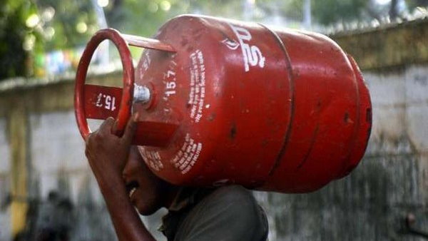 गैस सिलेंडर की कीमत में कटौती