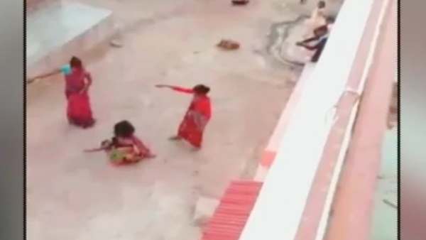 घर की महिलाओं ने मारे मुक्के...बाल पकड़कर खींचा